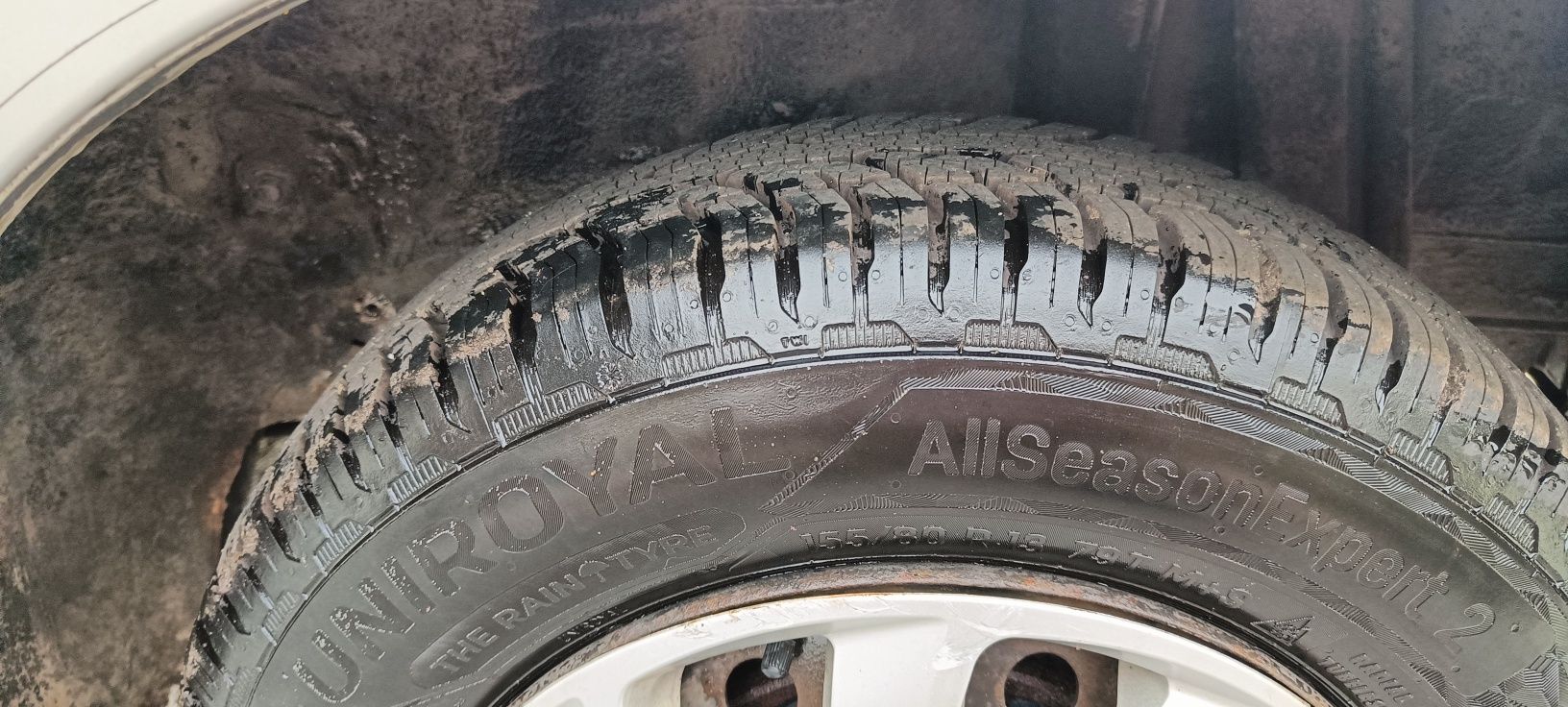 Toyota Yaris 1.0 2001r. Jeżdżąca, ważne opłat, korozja więc uszkodzony