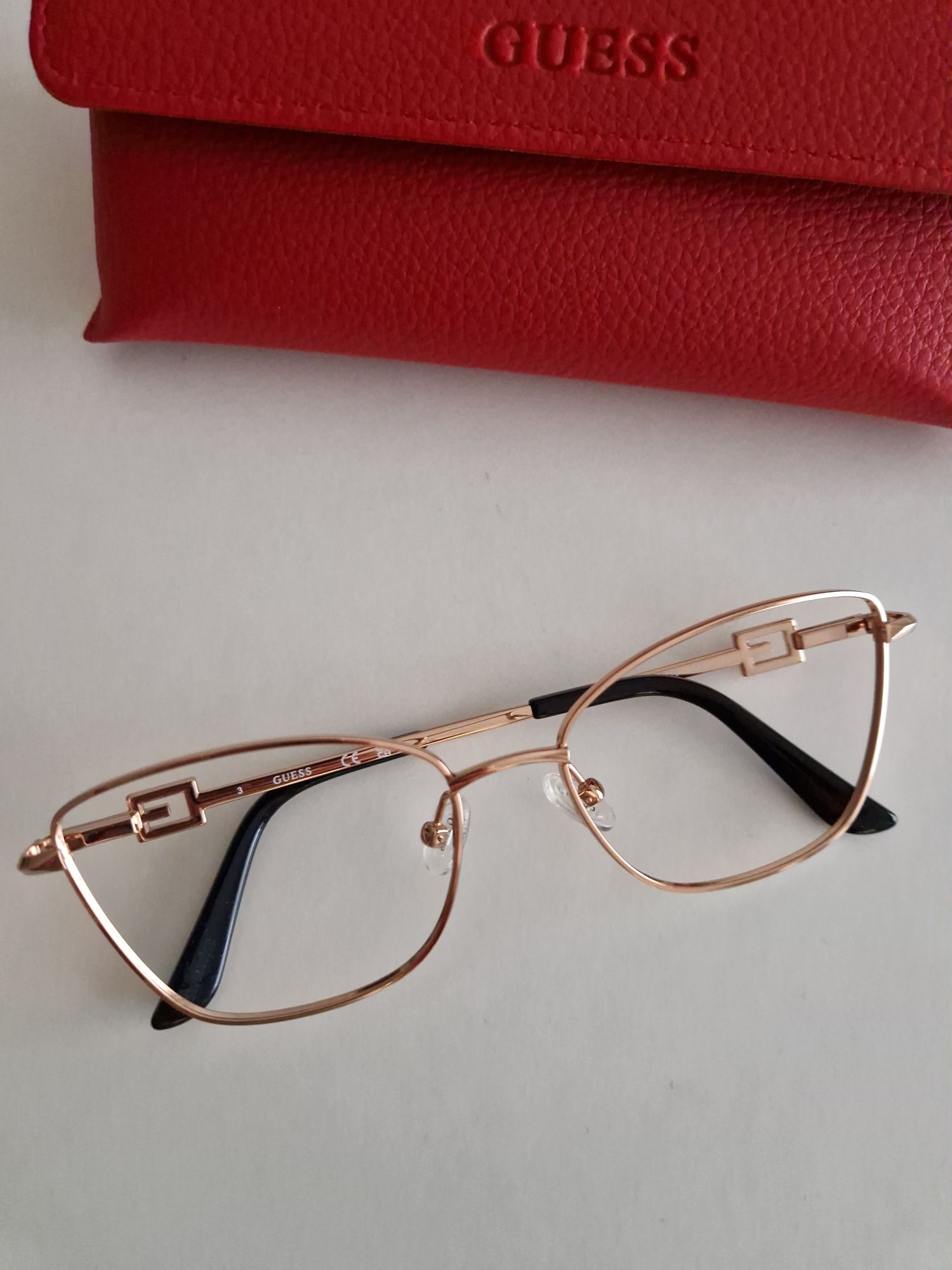 Armação de óculos Guess e caixa