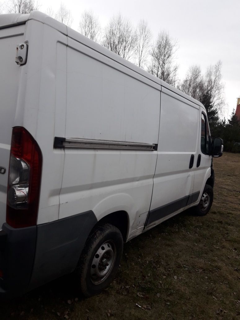 Maska fiat ducato 2010 r biała jest kilka dołków widocznych pod kątem