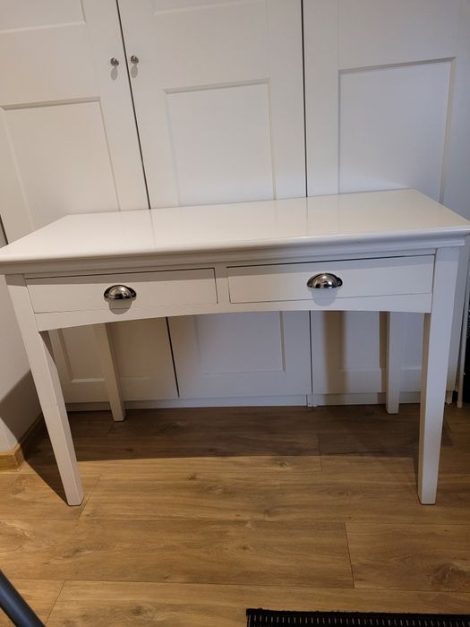 Białe biurko toaletka z lustrem