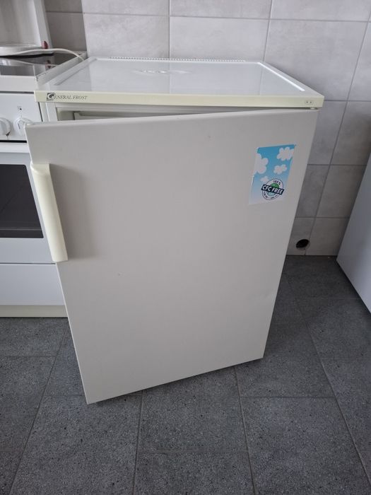 Mała lodówka wolnostojąca z zamrażarką, general frost, sprawna