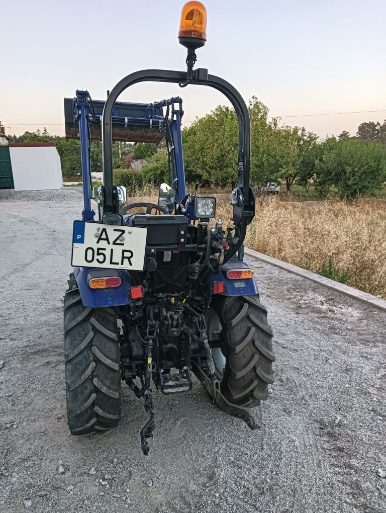 Trator 4×4 c/carregador