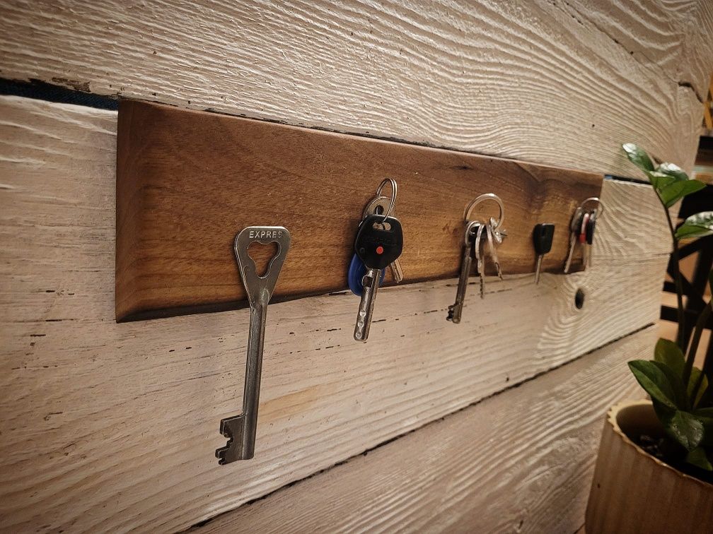 Drewniana deska magnetyczna na klucze handmade
