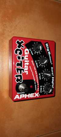 Pedal de guitarra melhora tonalidade e D.I guitar xciter da Aphex