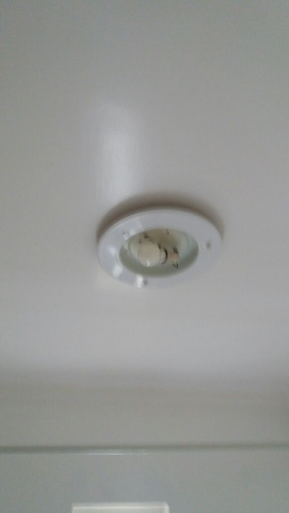 Plafond branco com vidro fosco wc.