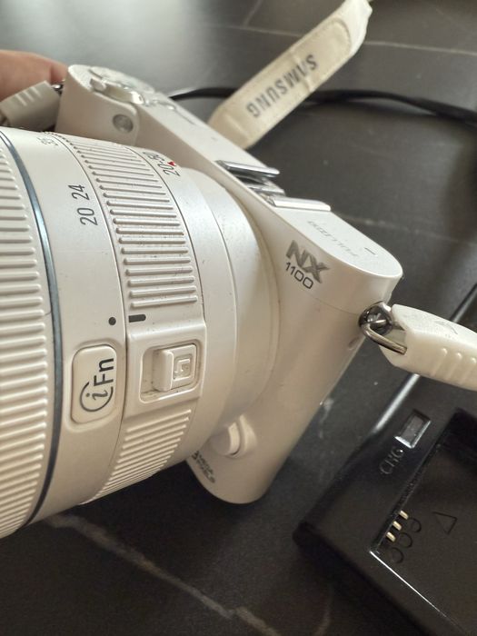 Samsung NX100 - Bezlusterkowiec