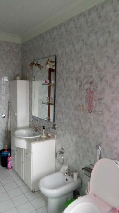 Quarto espaçoso em casa com jardim