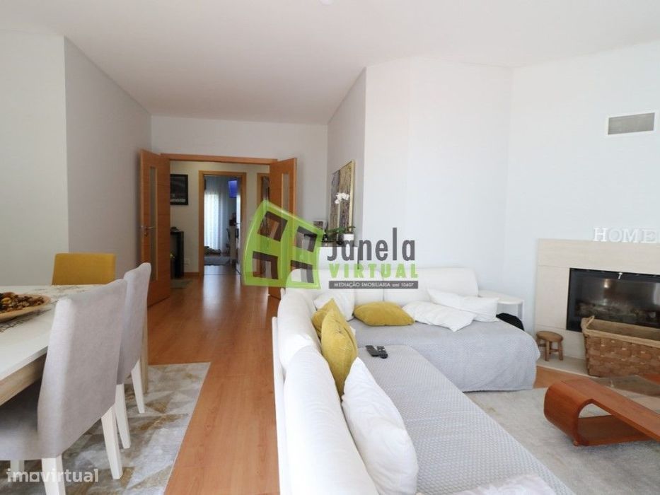 Apartamento T3 com Parqueamento e Arrecadação em Samora Corre
