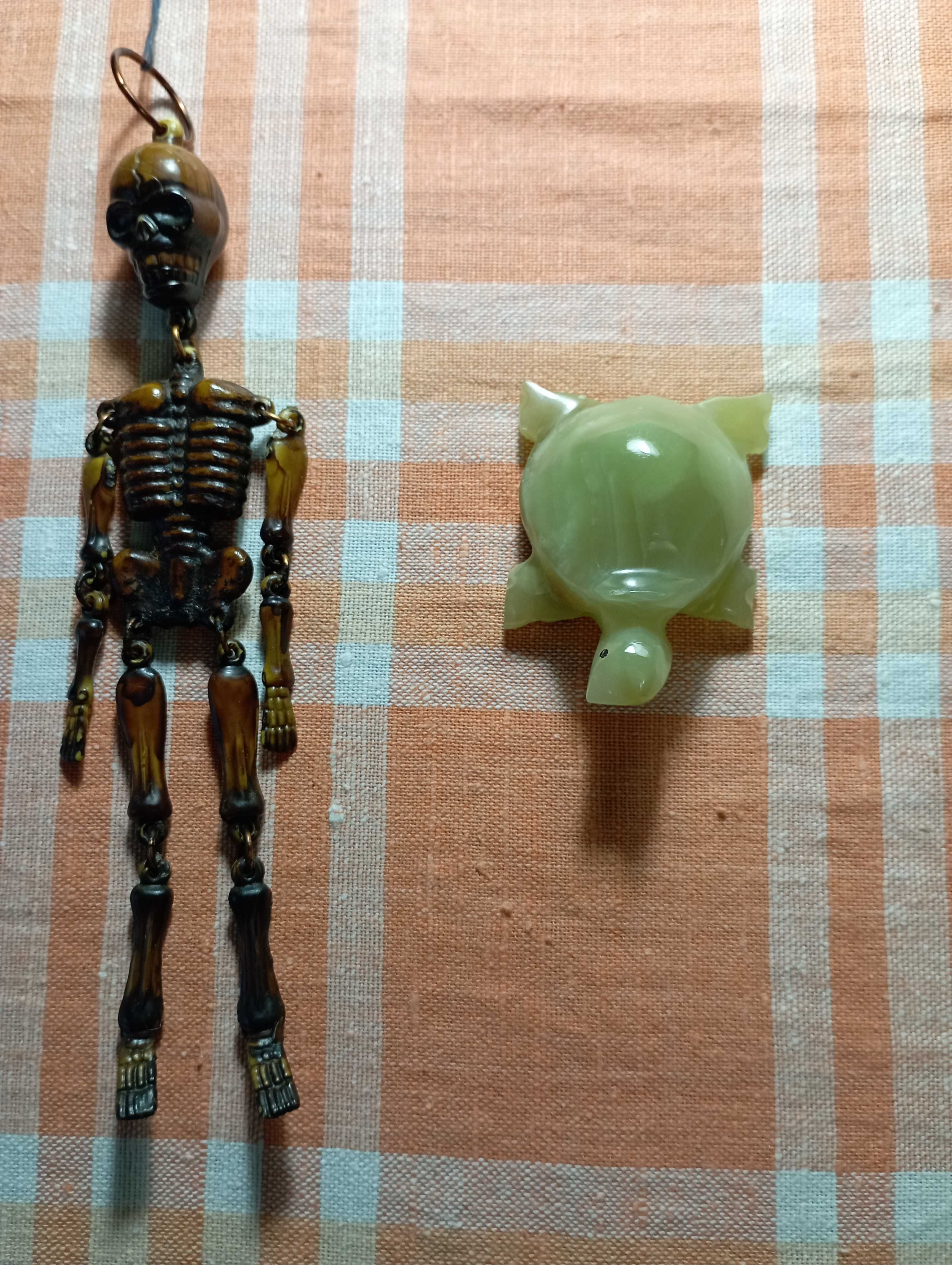 Брелок скелет и черепашка