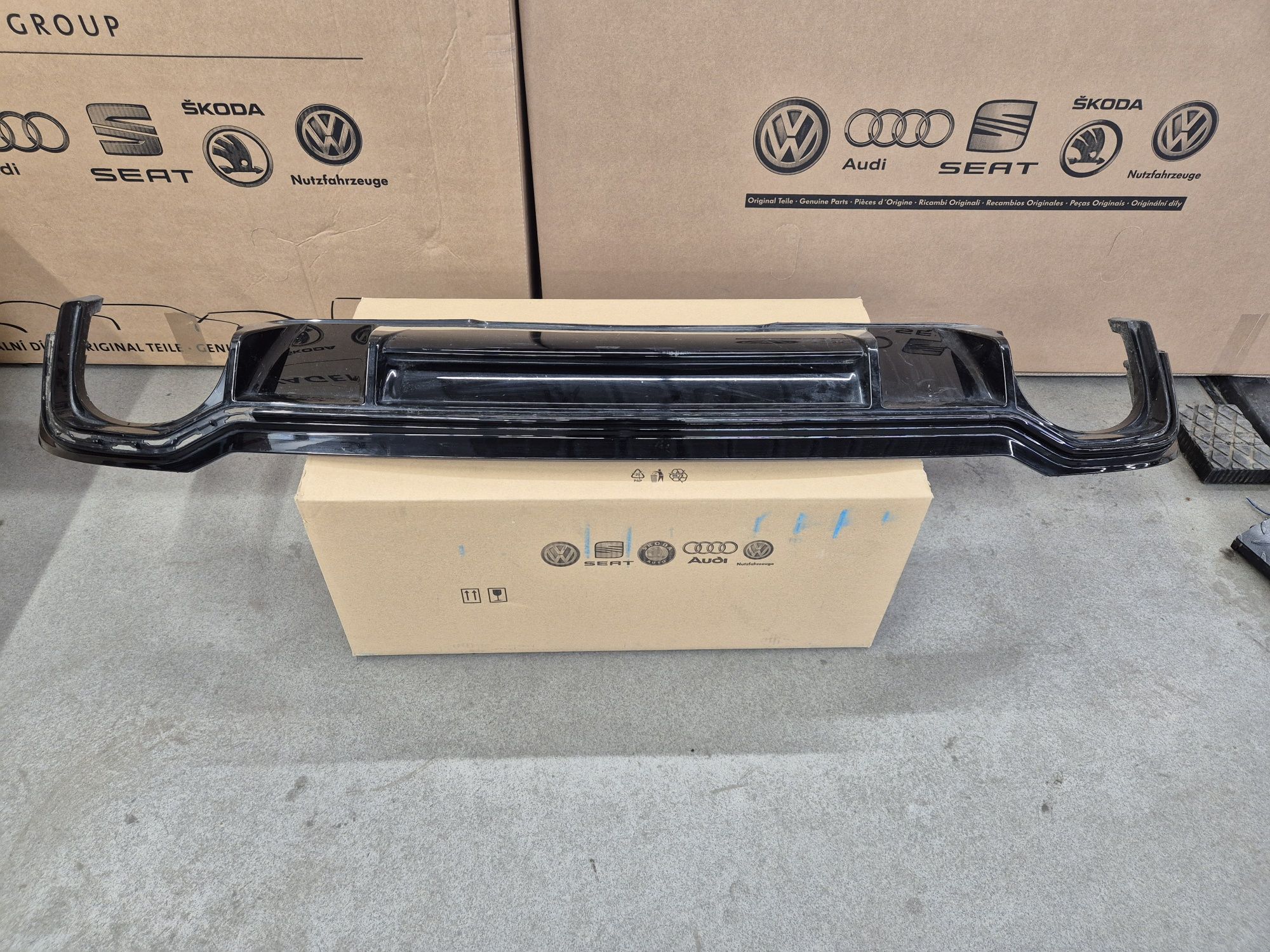 Диффузор заднього бампера audi a4 B9 RS. Спойлер ауди а4 B9 2022.