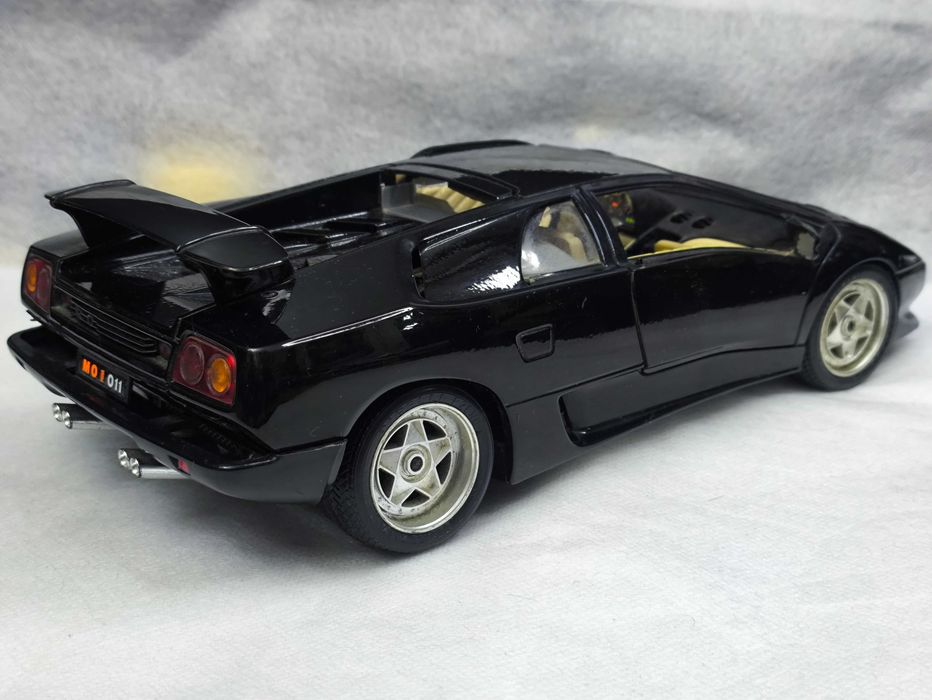 Модель Lamborghini Diablo (1990) 1/18 Bburago Italy