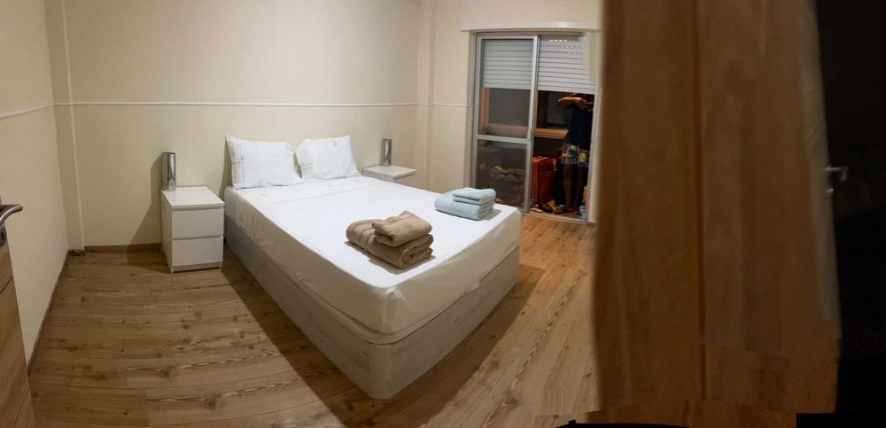 Aluga-se quarto casal em Fogueteiro, 2 min de comboio, desp. incluídas