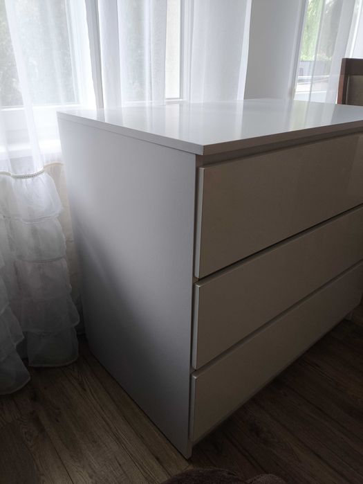 Biała komoda z akrylowymi frontami