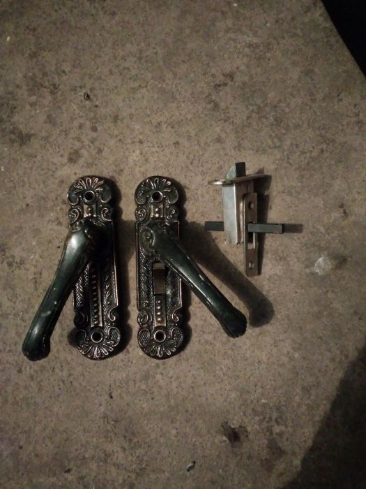 Задвижка дверная.