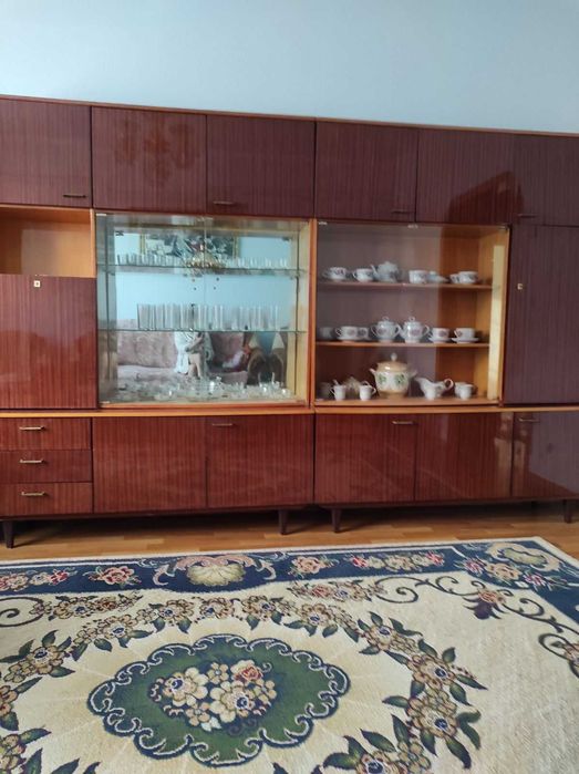 Меблева стінка у вітальню