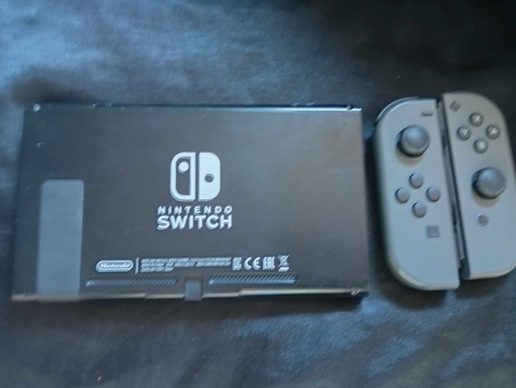 Nintendo Switch + 2 gry (Pokemon Violet + Pokemon Shild)