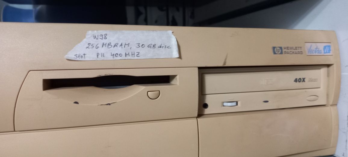 Computadores completos a funcionar