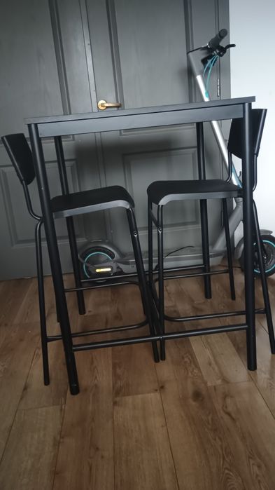 Stół barowy z krzesłami
