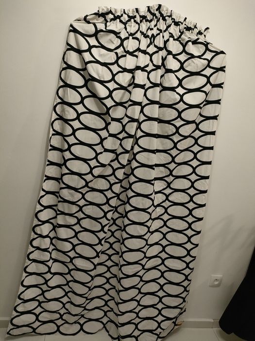 Zasłona zaciemniająca IKEA czarno biała na taśmie geometryczna 165 cm