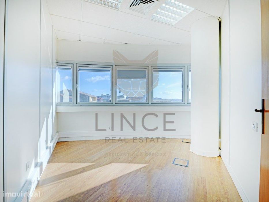 Escritório de 100m² no Coração do Porto - Iluminação Natural e Loca...