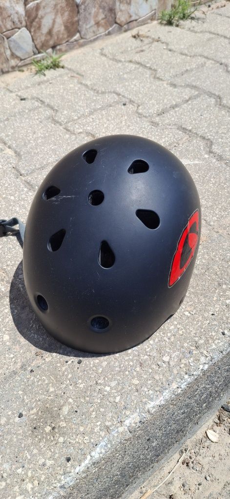 Skate com capacete