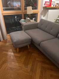 Elegancka szara sofa z pufą w komplecie