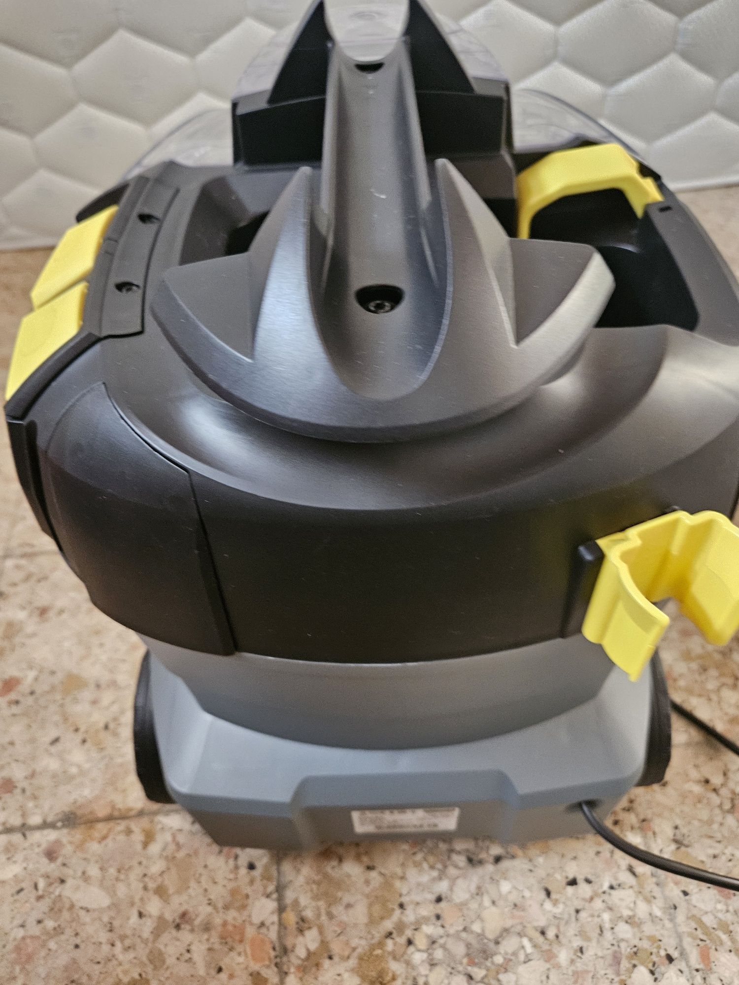 Maquina karcher  puzzi 8/1