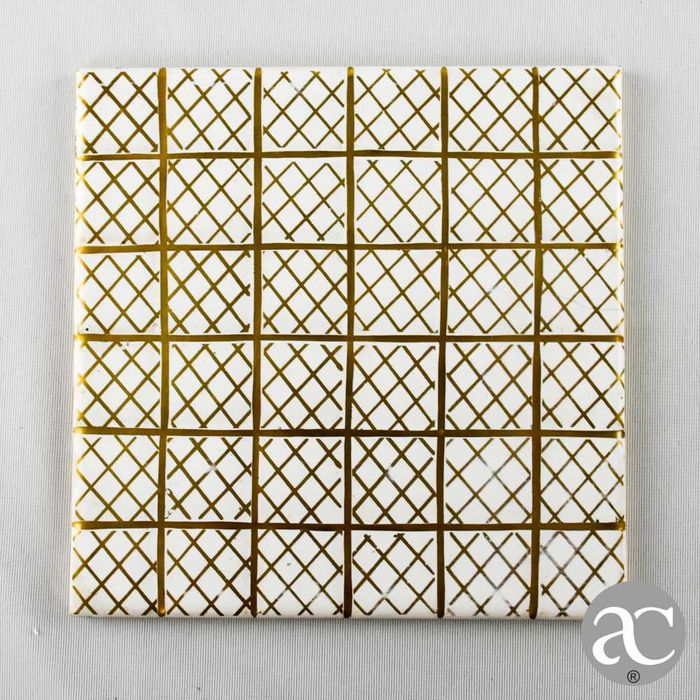 Azulejo da fábrica ARTIBUS, com desenho de losangos em dourado