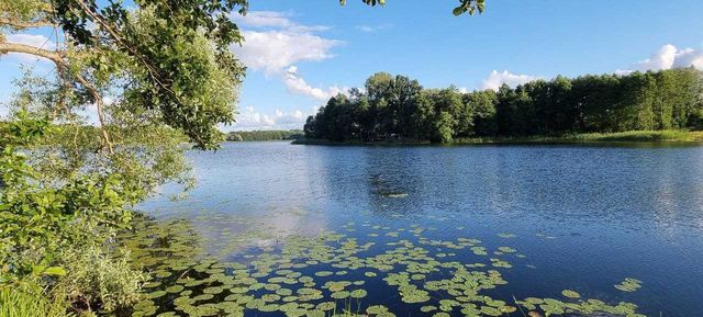 Działka nad jeziorem z prywatną plażą i pomostem