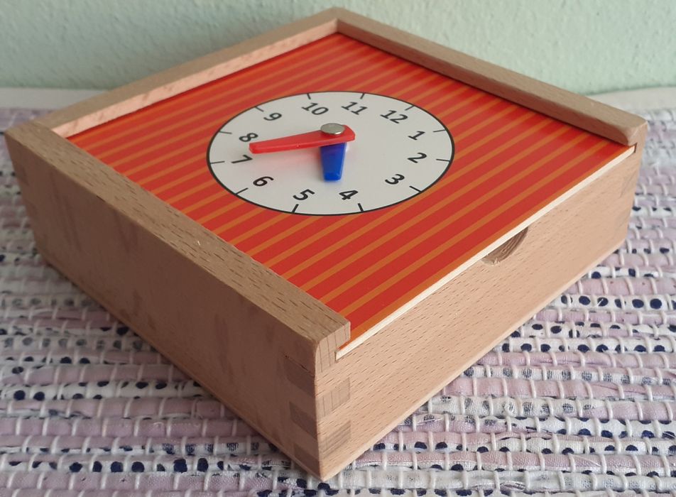 Jogo  brinquedo em madeira para aprender as horas