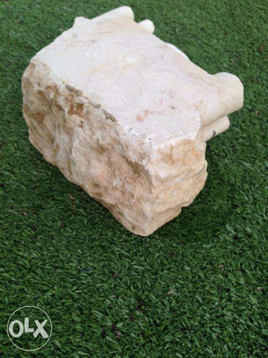 pedra esculpida antiga