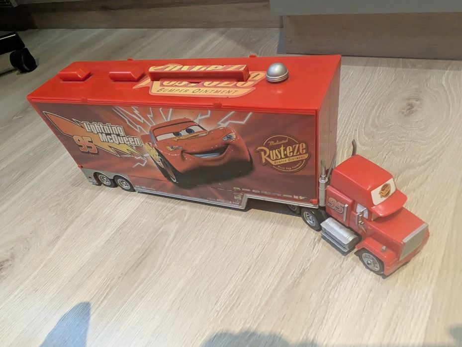 Ciężarówka zygzak McQueen z autkami