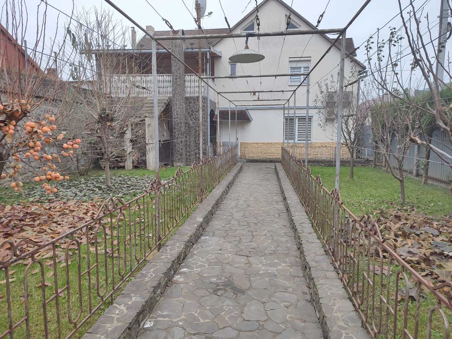 Продається просторий будинок. Поруч центр. Цент.комун+гараж+тераса
