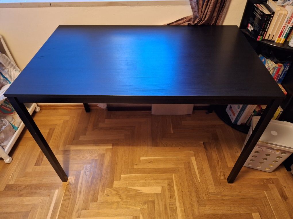 Czarny stół IKEA