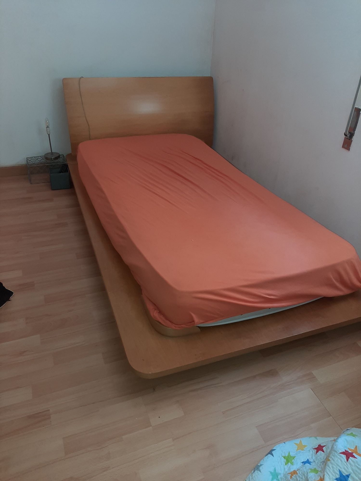 Cama de solteiro com mezinha de cabeceira