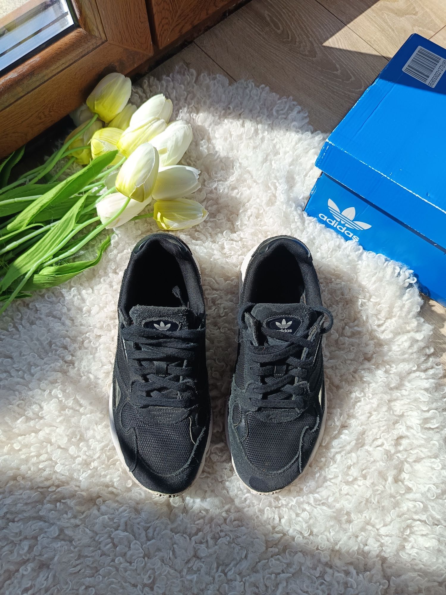 czarne buty sportowe adidas  falcon V damskie na podwyższeniu