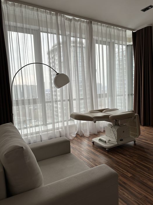 Сучасний великий косметологічний кабінет з німецькою електрокушеткою