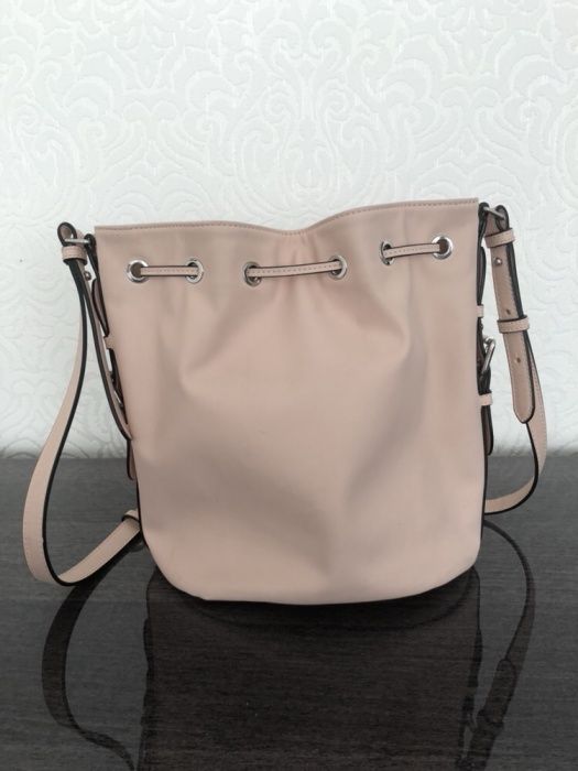 Piękna torba worek ARMANI JEANS torebka pudrowy róż na pasku