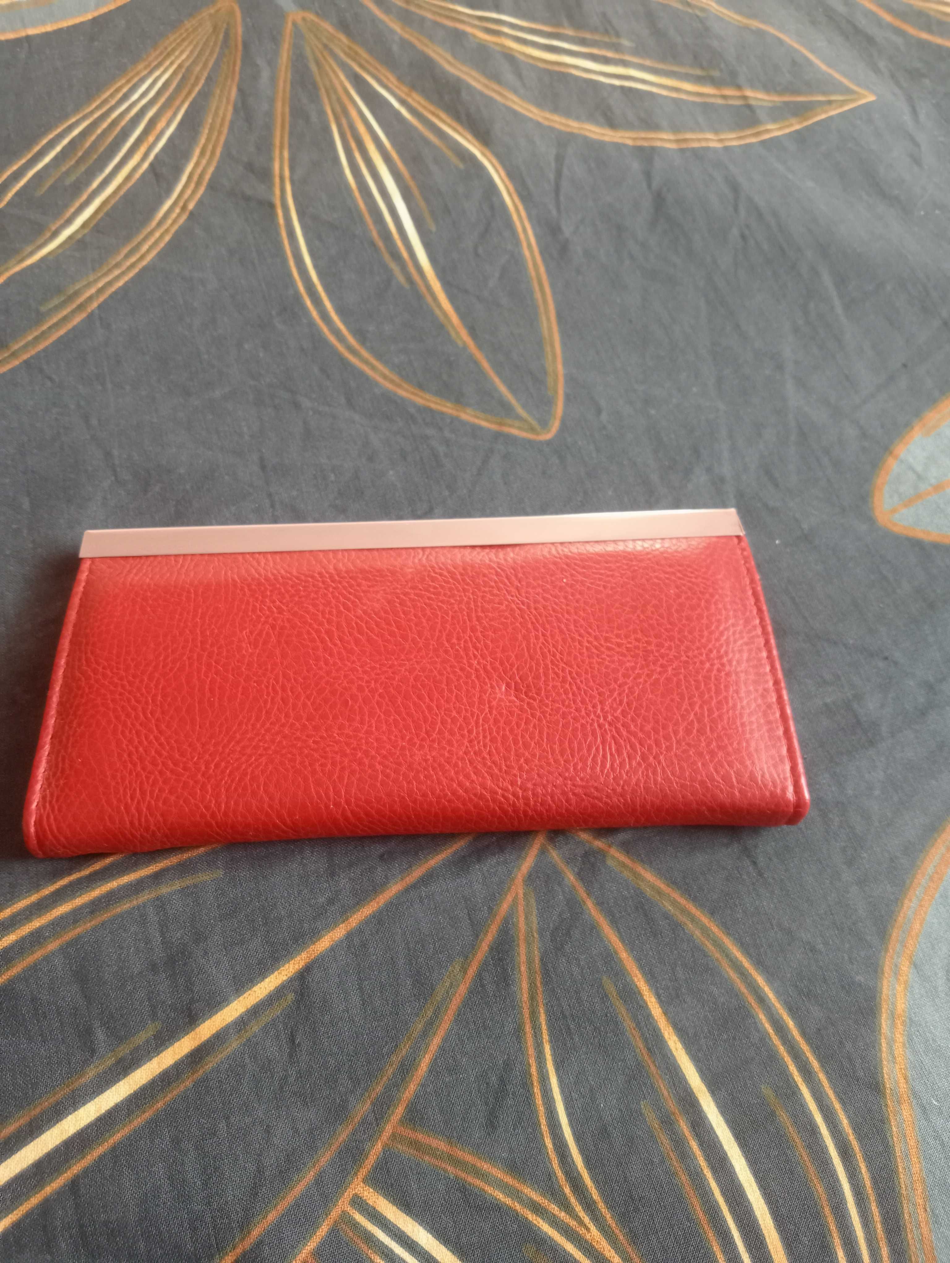 Nowy, czerwony portfel damski