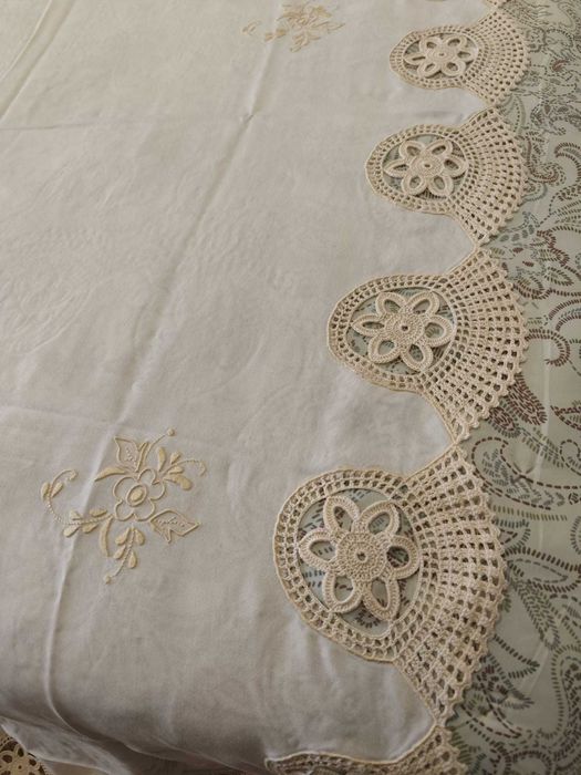 toalha de mesa bordada com croché