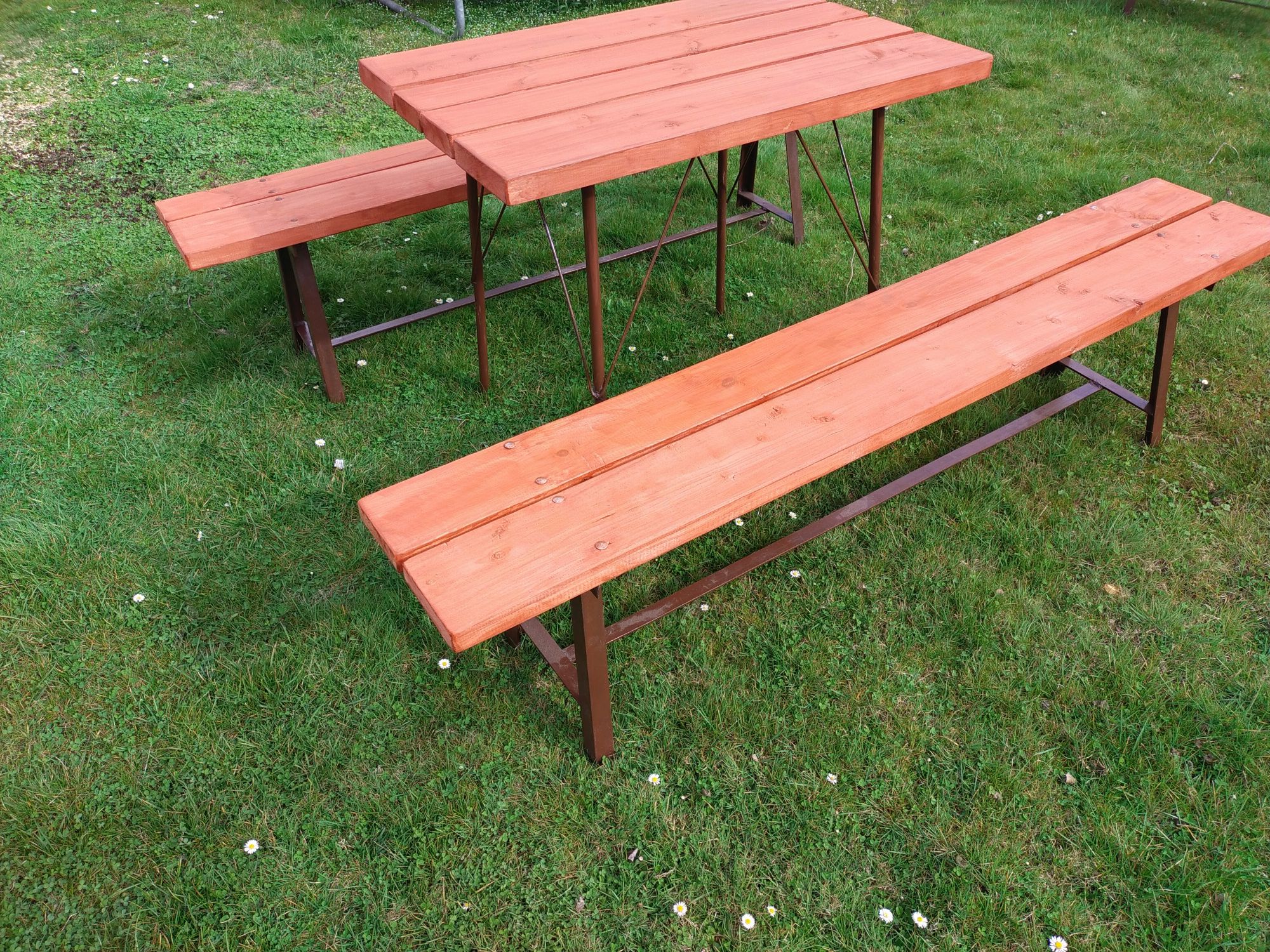 Dwie ławki i stół ogrodowy