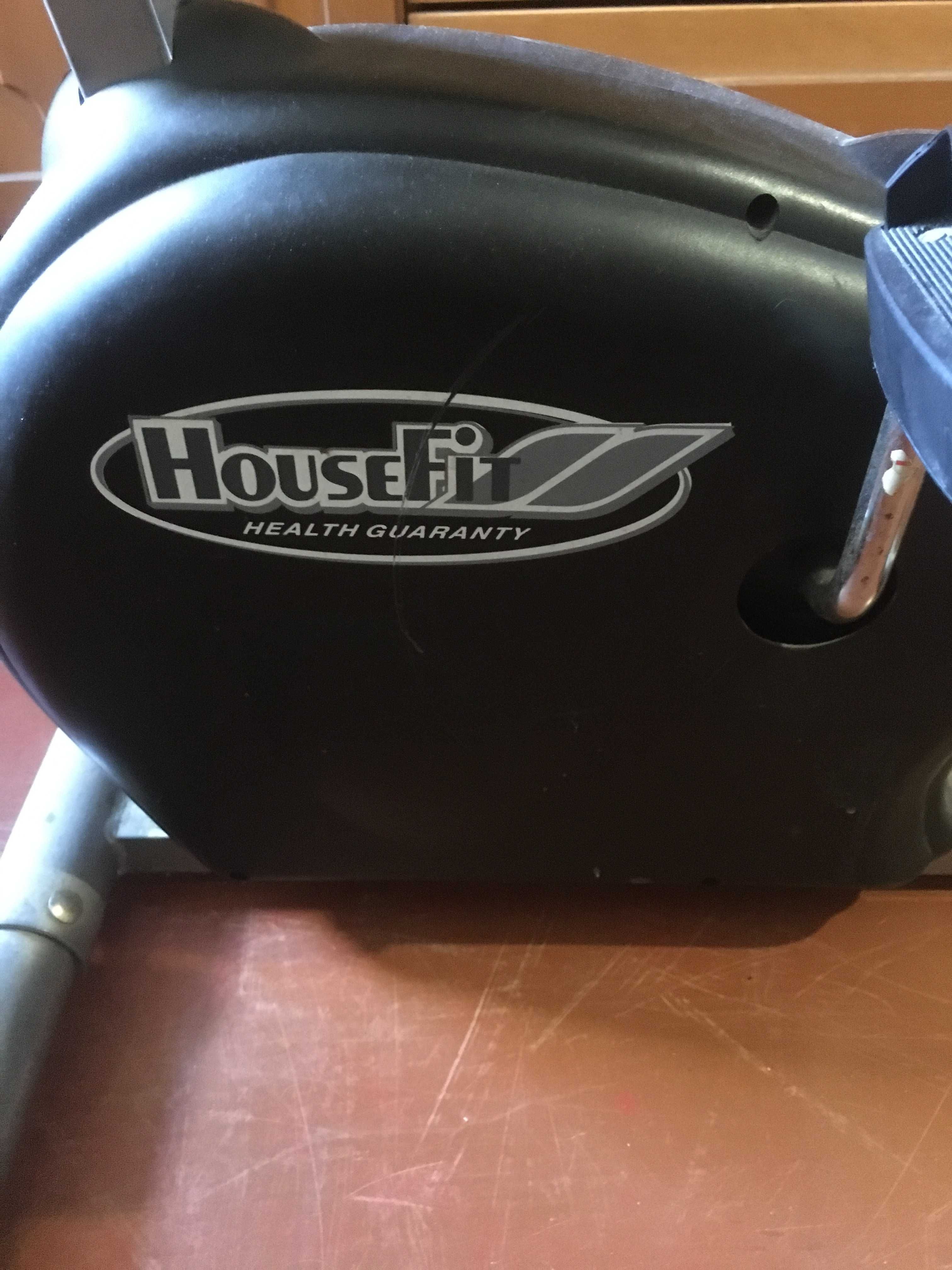 Продам велотренажер HouseFit