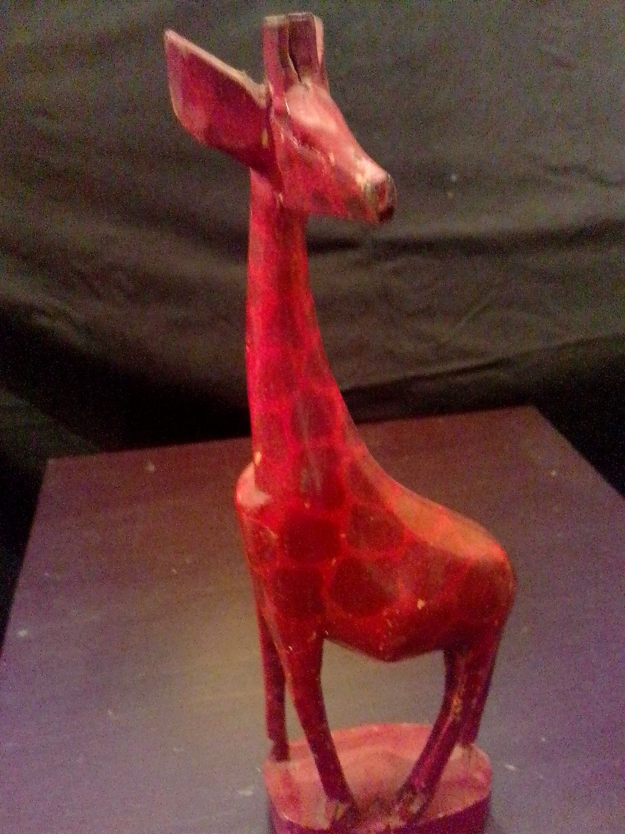 Girafa artesanal em madeira feita á mão