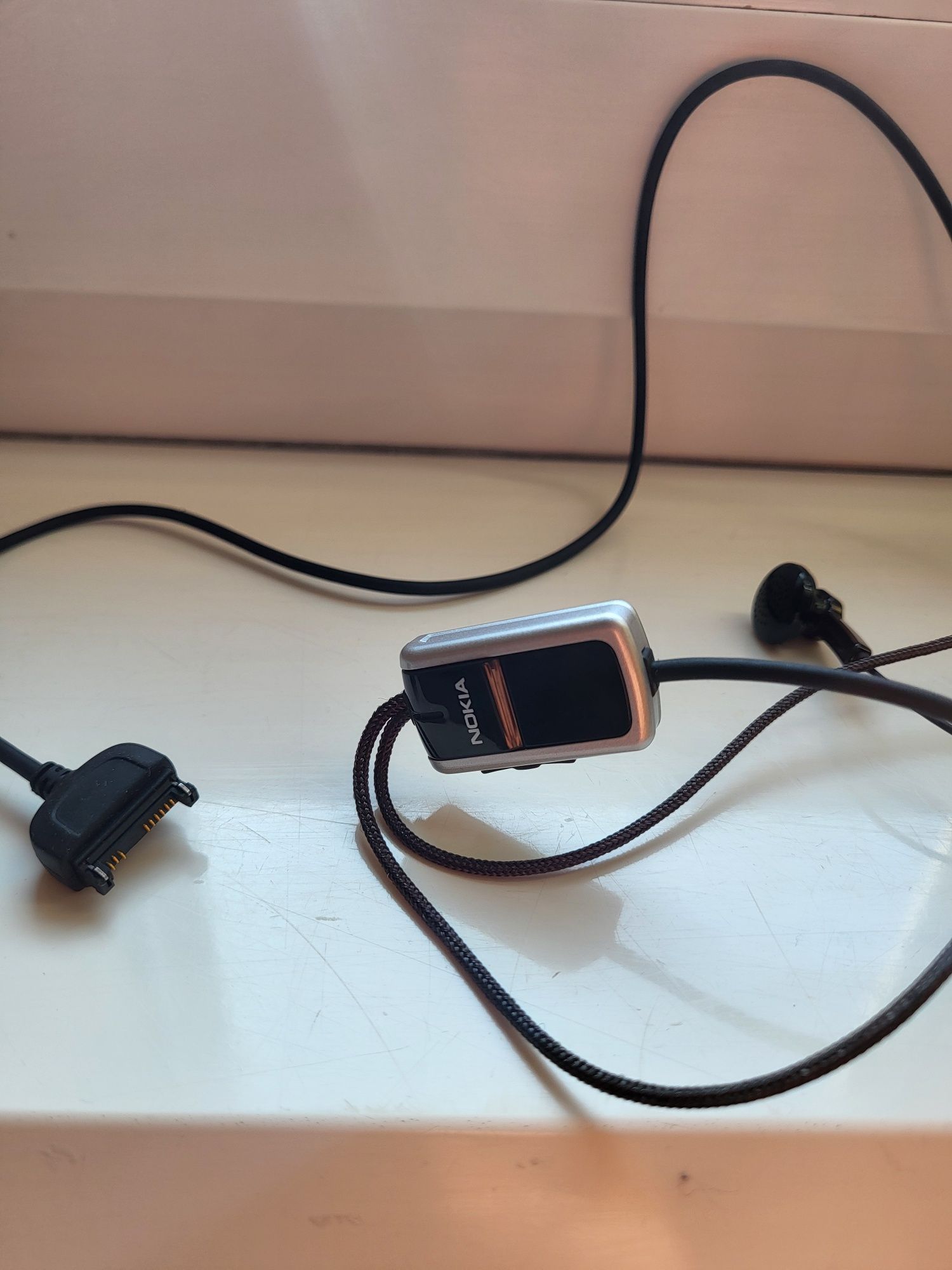 Słuchawki przewodowe Nokia HS-23 – oryginalne, złącze Pop-Port

Słucha