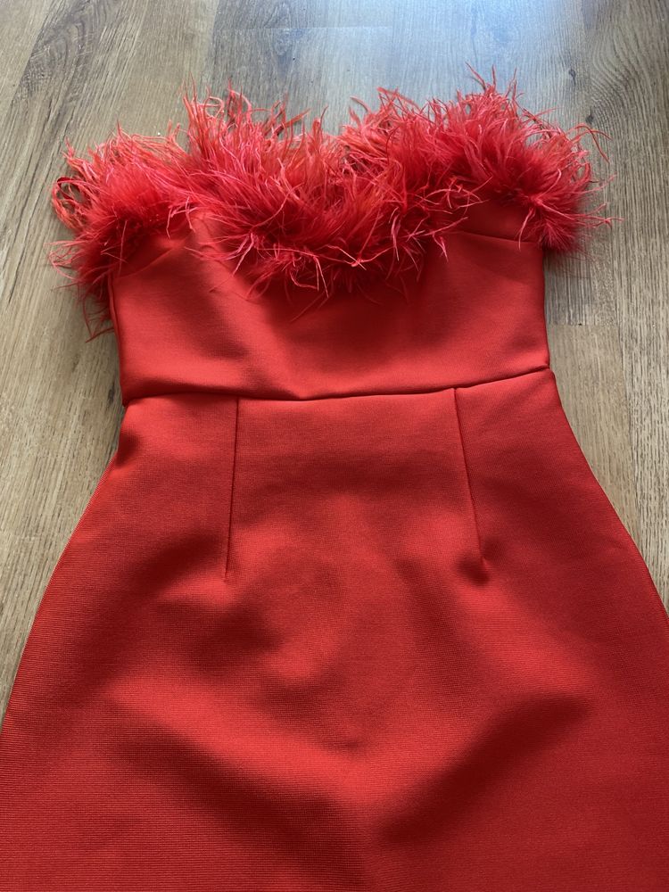 Czerwona suknia z piórami