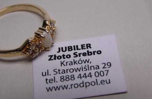Delikatny złoty pierścionek naturalny opal i cyrkonie R.12