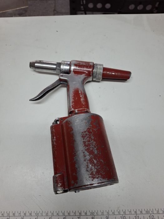 Пневмопистолет закльопочний