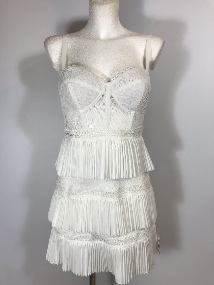 Koronkowa gorsetowa sukienka mini z marszczoną plisowaną spódnicą