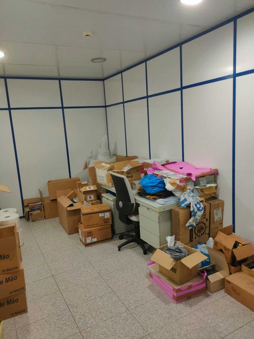 Estrutura para gabinetes ou arrumos com secretárias, móveis e cadeiras