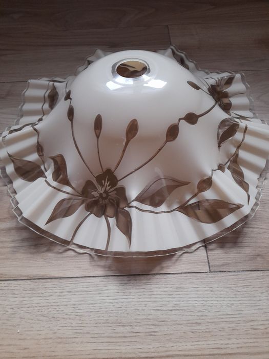 Lampa z akrylowym kloszem